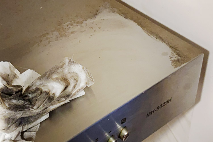 使用保潔淨除油布輕鬆擦拭廚房陳年油汙